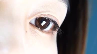 女孩化妆的眼睛特写视频的预览图